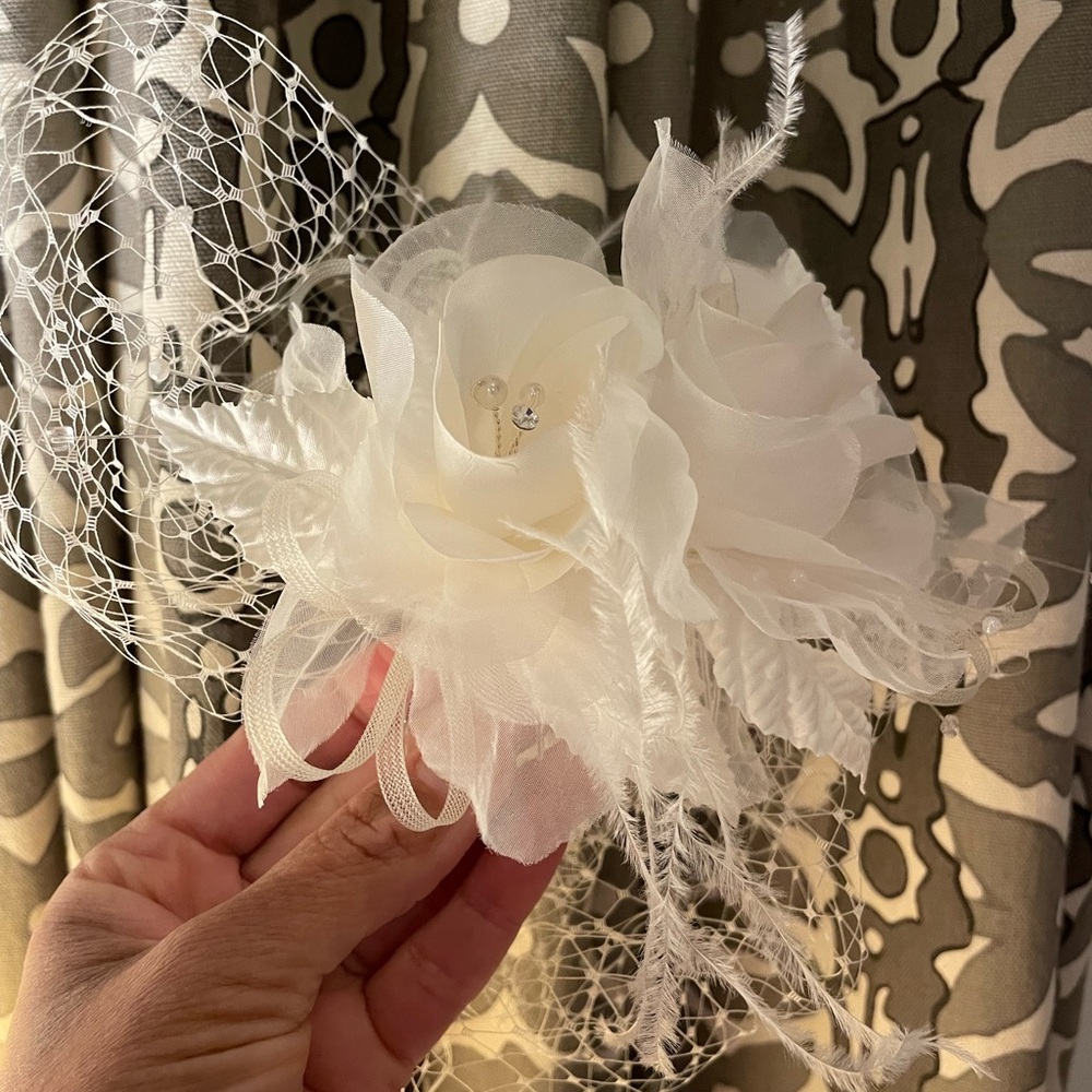 Floral fascinator with birdcage and comb.